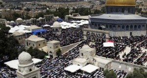 Waqf Guide Tries To Explain How Mooning Dome Of Rock Is Sign Of Reverence