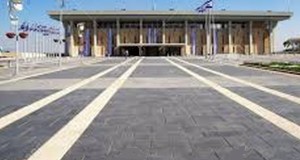 11-Year-Old Boy Volunteers To Mow Knesset’s Concrete Plaza