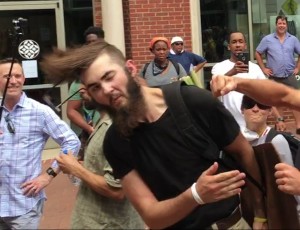 A white supremacist in Charlottesville gets punched in the face. Credit : Evan Nesterak