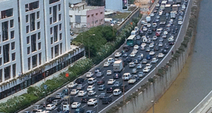 Anti-Bibi Protester Blocking Highway Unable To Convince Motorists Traffic Tie-Ups Any Worse Than Normal